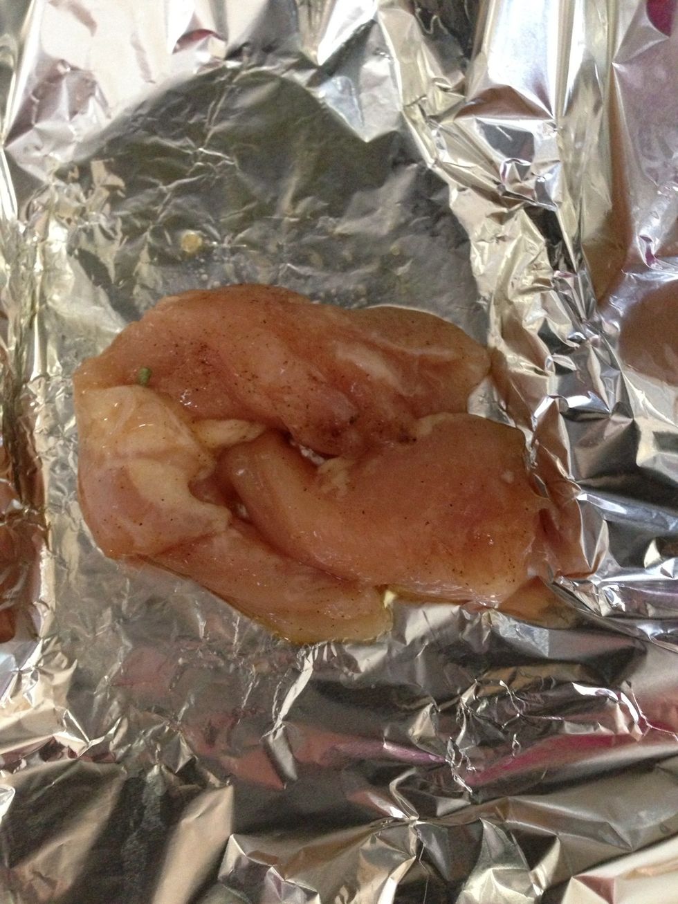 Rubbed chicken with olive oil Garlic powder and pepper and put on tinfoil. One chicken breast per foil. Use one tsbp olive oil.