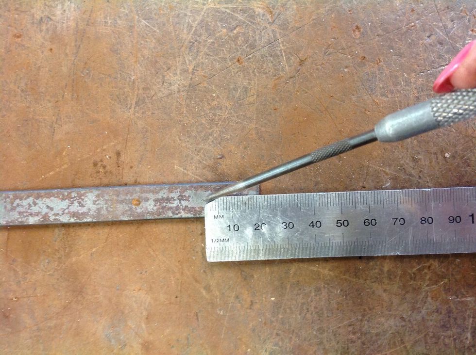 Rule a 1.5 cm line off the ends of the short piece of flat bar