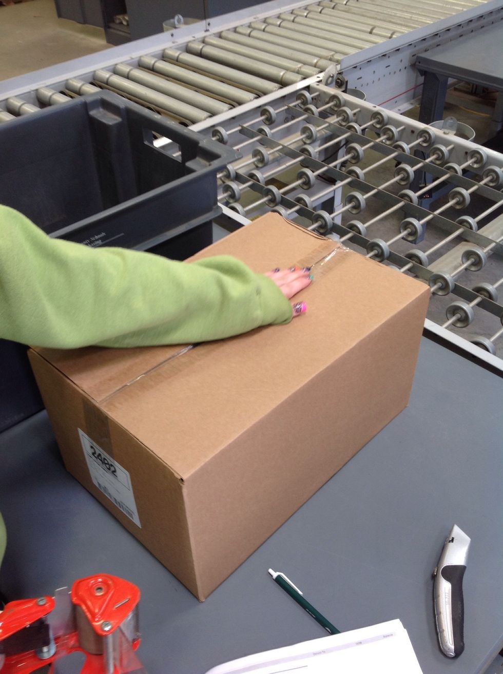 Run your hand over the tape to apply thermal pressure and to ensure that the tape is secured to the box.