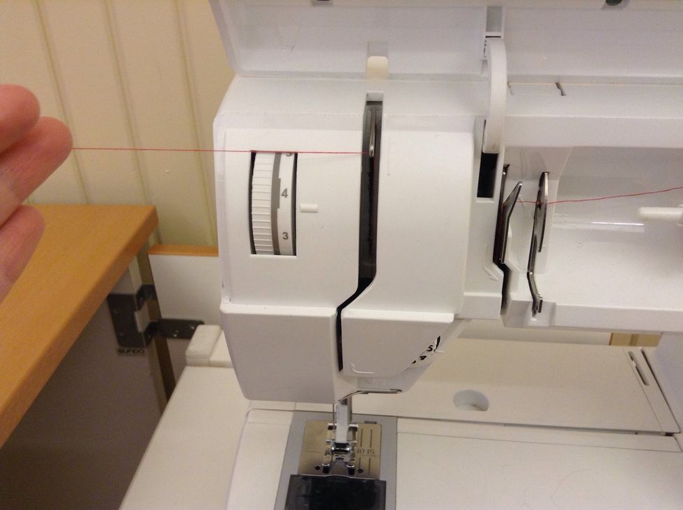 Runda tr\u00e5dtilldragaren s\u00e5 att tr\u00e5den fastnar i tr\u00e5dtilldragaren.