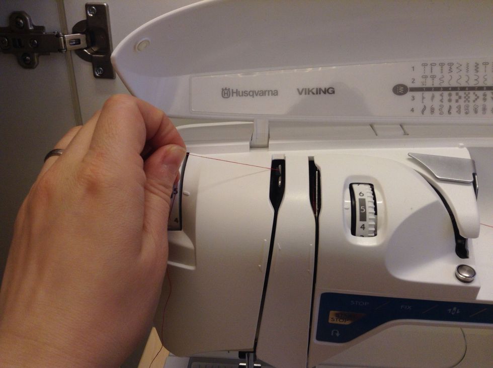 Runda tr\u00e5dtilldragaren s\u00e5 att tr\u00e5den fastnar i tr\u00e5dtilldragaren.