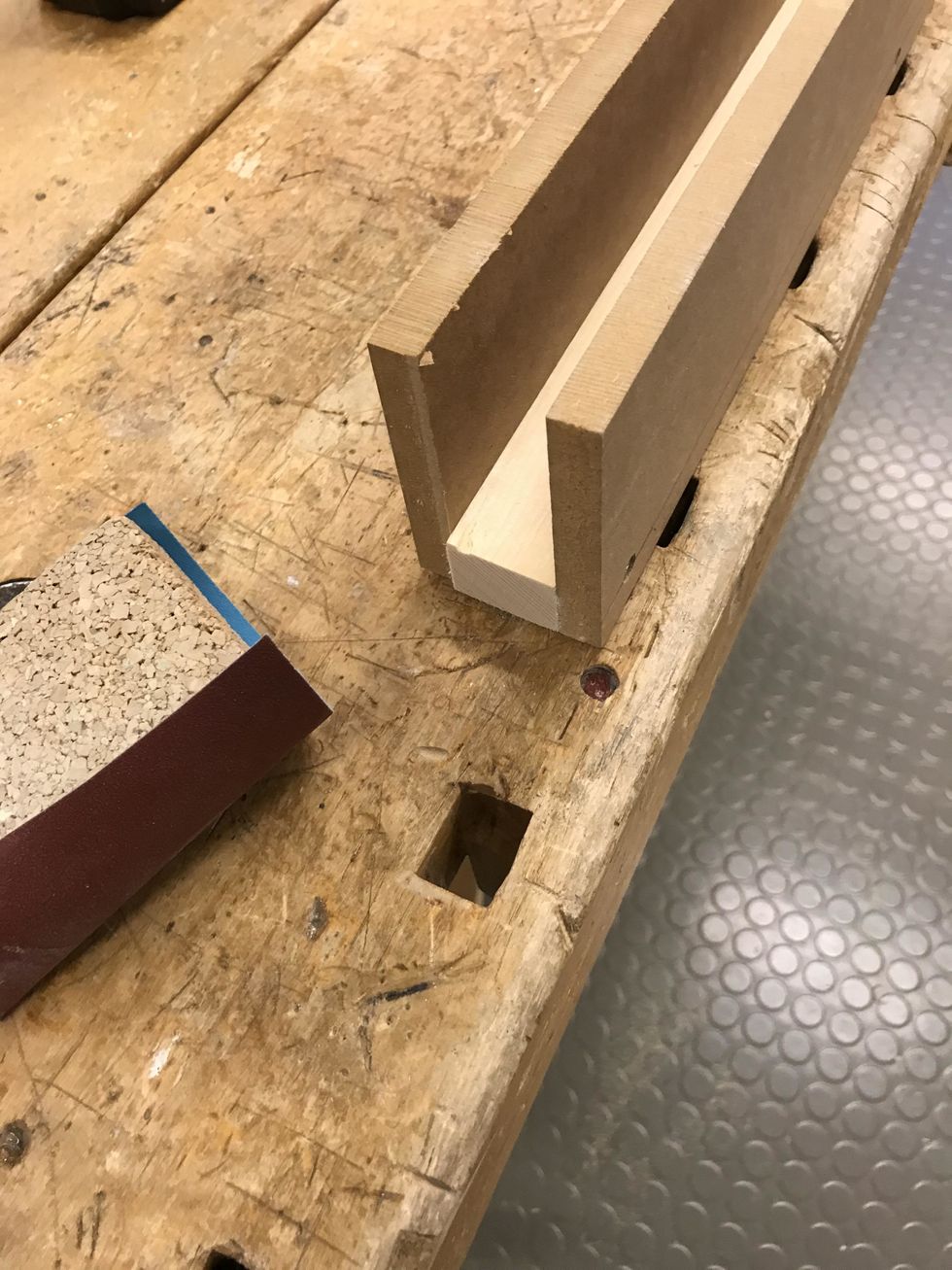 S\u00e4g till att du slippar den f\u00f6r om den \u00e4r vass p\u00e5 kanterna s\u00e5 kan den ta i s\u00f6nder tyget.