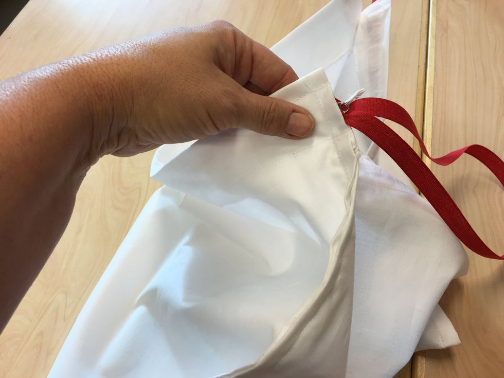 S\u00e4kerhetsn\u00e5len ska runt ett varv, allts\u00e5 tr\u00e4s igenom b\u00e5da sidorna.