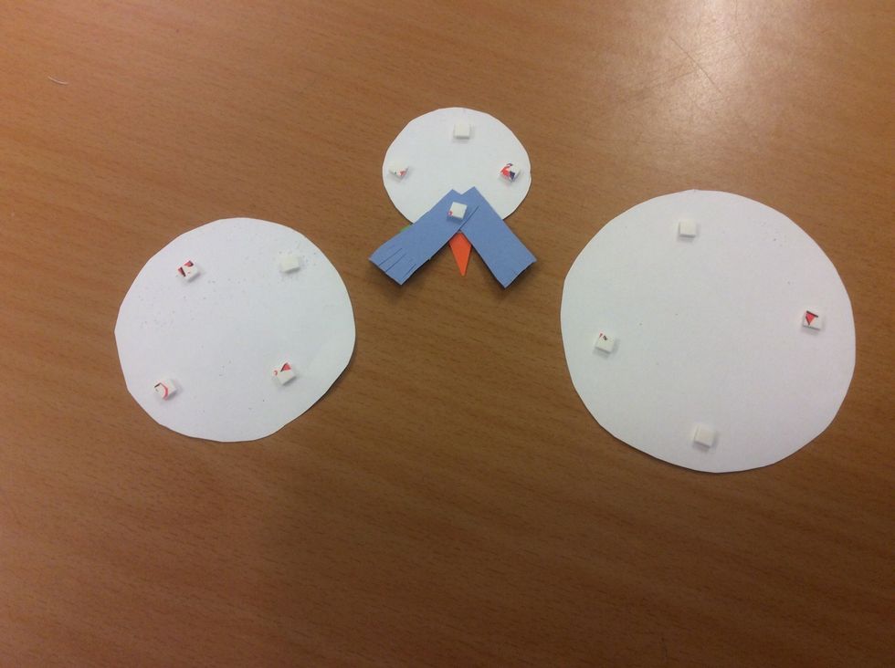 S\u00e4tt 4 h\u00e4ftkuddar under varje cirkel.