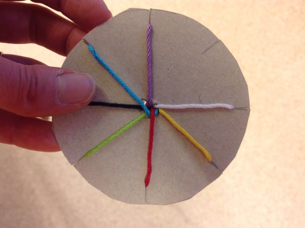 S\u00e4tt den i det tomma jacket. Nu \u00e4r det bara att tuta och k\u00f6ra tills du blir n\u00f6jd med l\u00e4ngden. Den f\u00e4rdiga snodden kommer ut p\u00e5 undersidan av brickan.