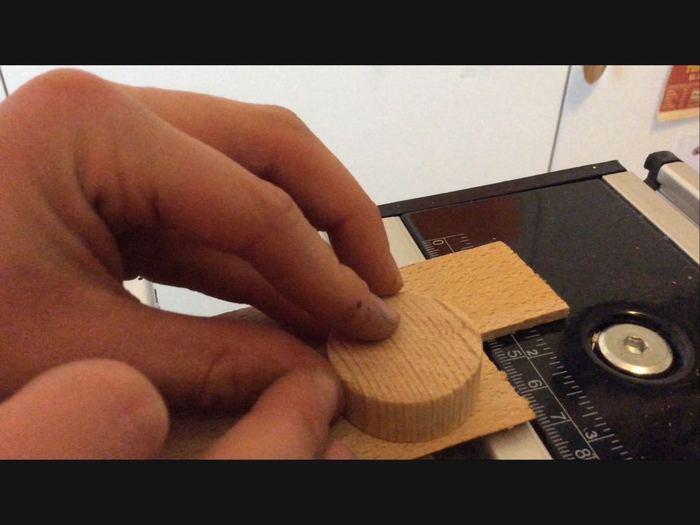 S\u00e4tt den p\u00e5 din andra tr\u00e4bit som \u00e4r 2-3 mm bred. Rita av rundstavs biten