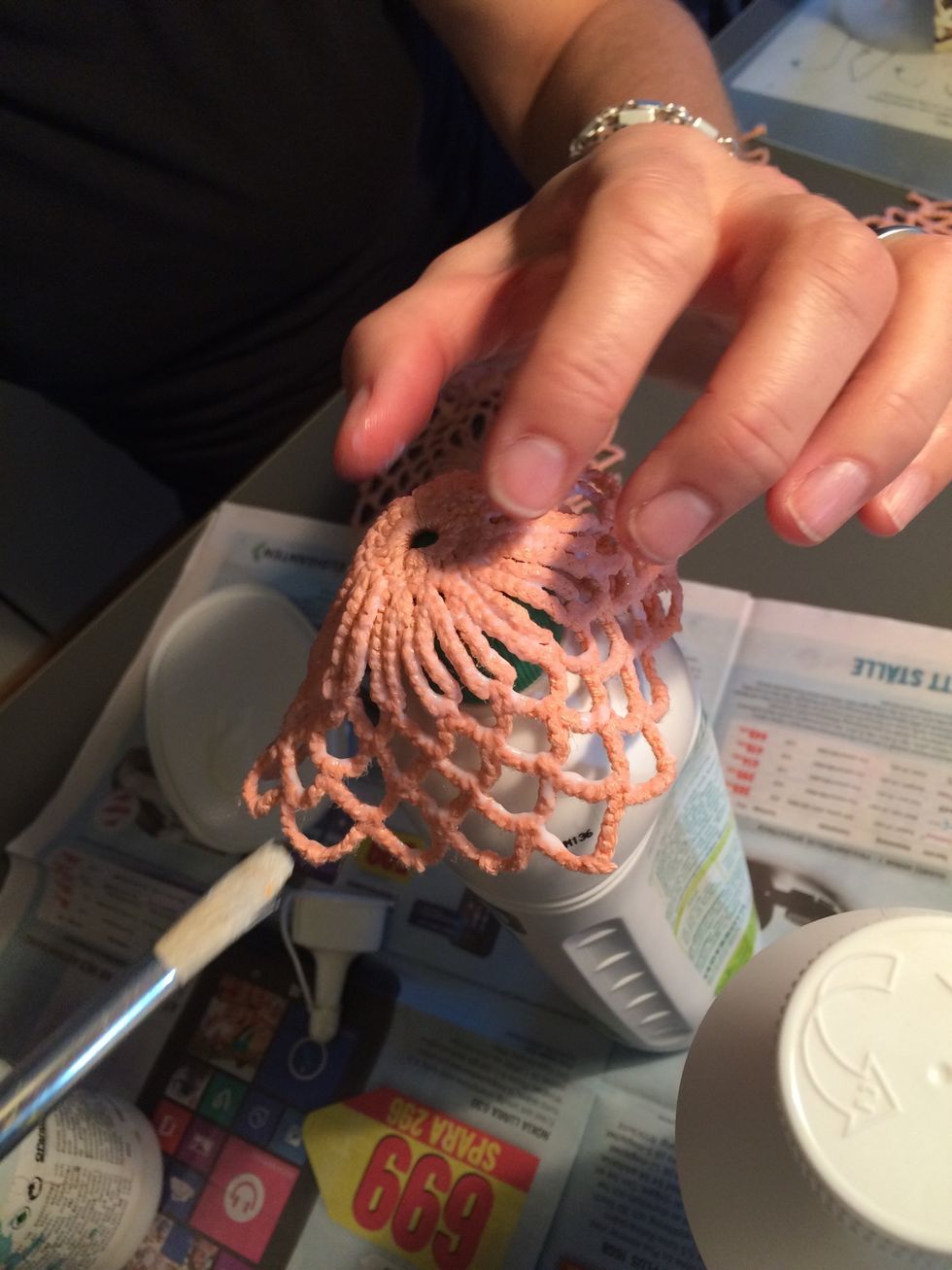 S\u00e4tt den penslade virkningen \u00f6ver en flaska, forma klockan.