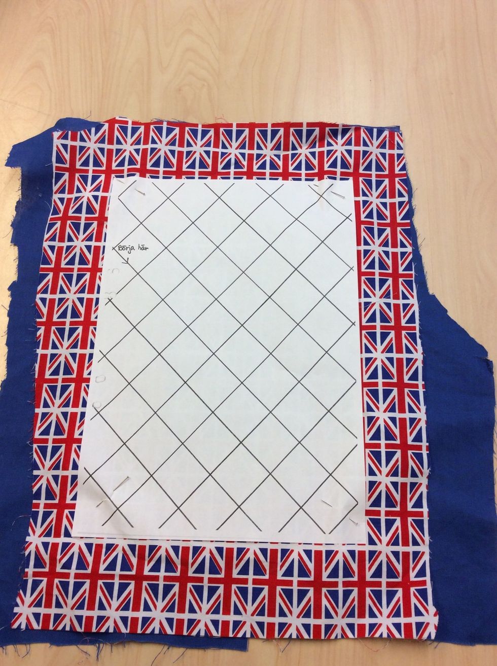 S\u00e4tt en n\u00e5l i varje h\u00f6rn igenom alla lager tyg.