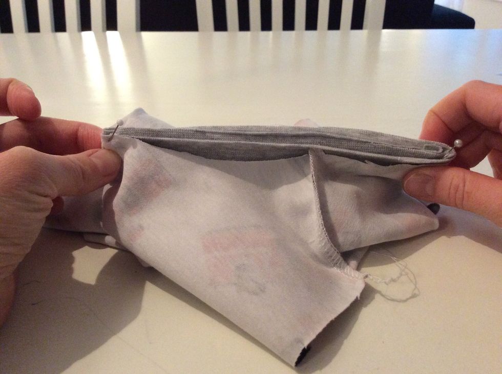 S\u00e4tt en n\u00e5l rakt \u00f6ver mot den andra n\u00e5len.