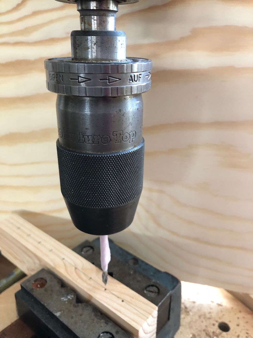 S\u00e4tt fast borret i chucken Vrid pilarna \u00e5t h\u00f6ger och det r\u00e4fflade \u00e5t andra h\u00e5llet