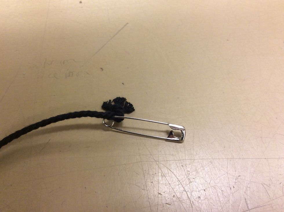 S\u00e4tt fast en s\u00e4kerhetsn\u00e5l bakom knuten p\u00e5 ena snodden.