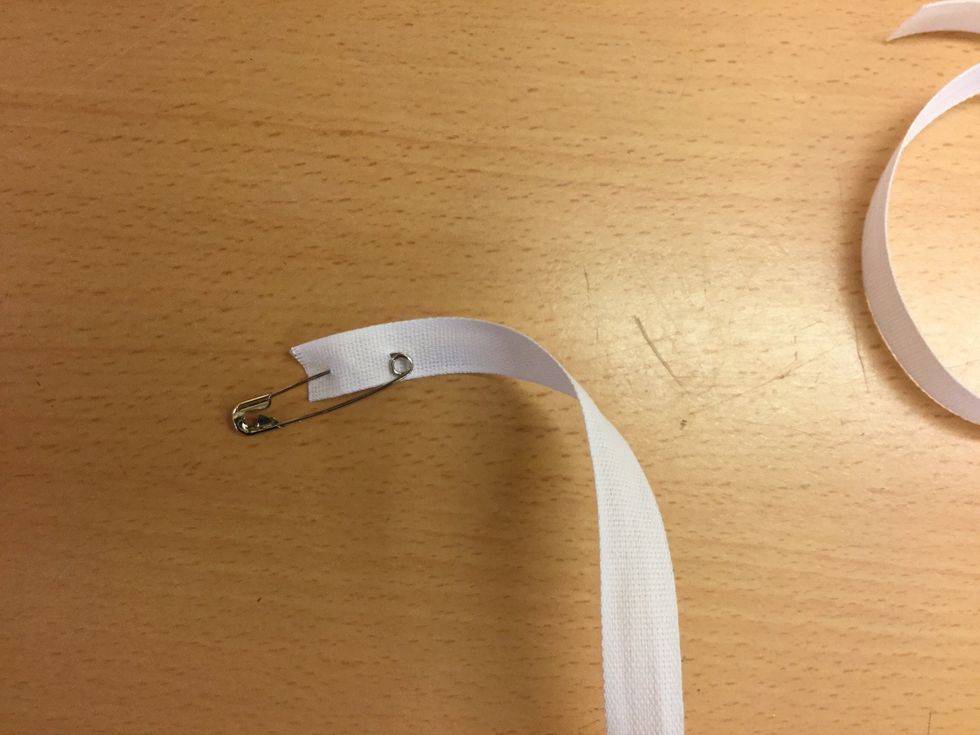 S\u00e4tt fast en s\u00e4kerhetsn\u00e5l .