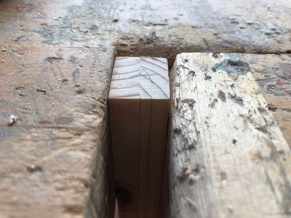 S\u00e4tt fast en smal j\u00e4msmed i b\u00e4nken