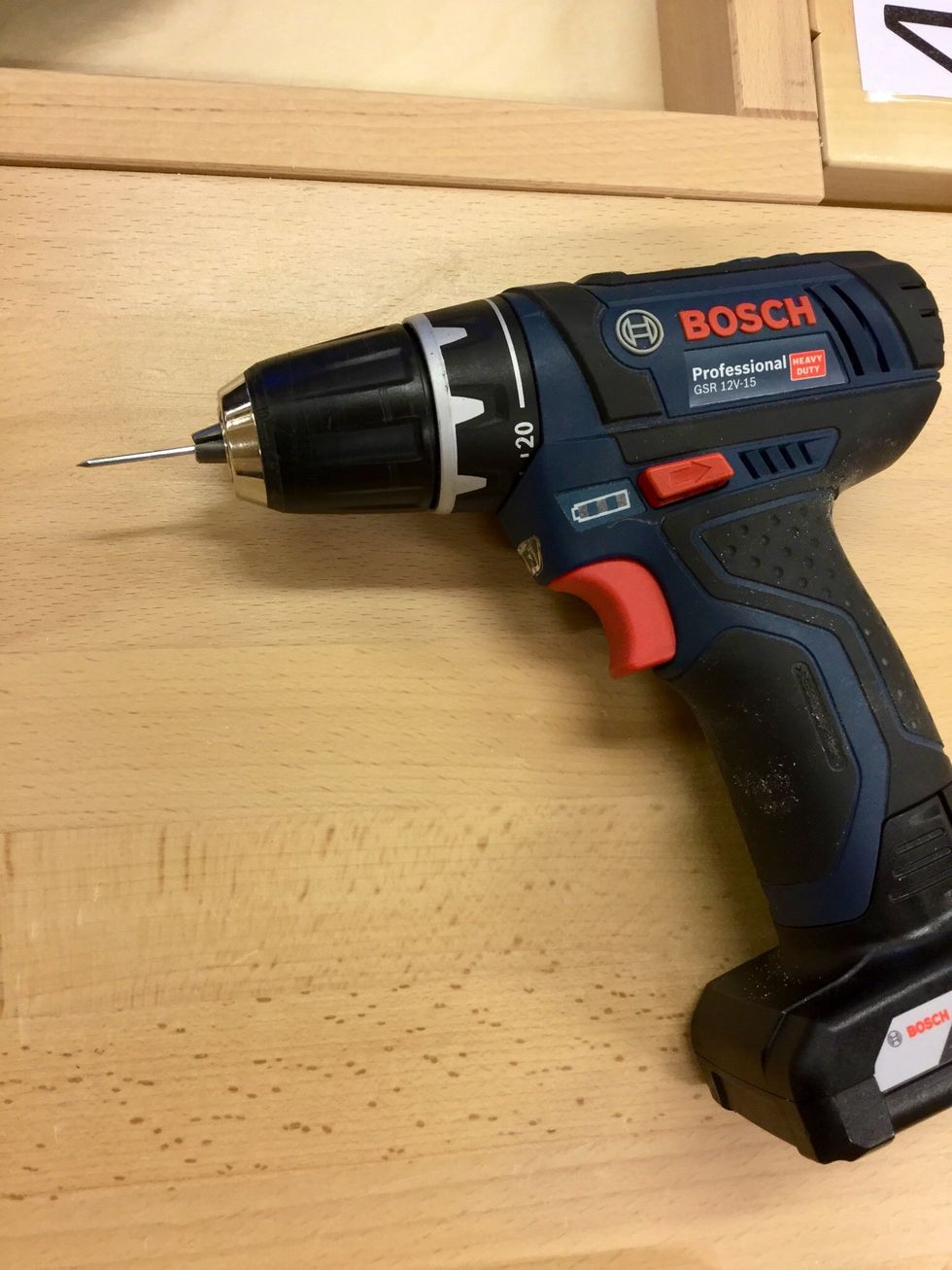 S\u00e4tt fast ett spik som du knipsat av huvudet p\u00e5 i BORRMASKINEN!