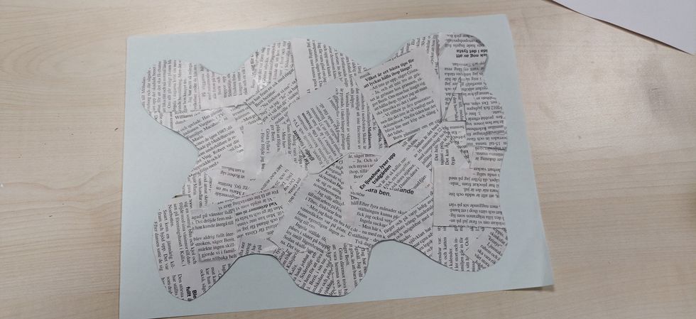 S\u00e4tt fast p\u00e5 ett f\u00e4rgat papper.