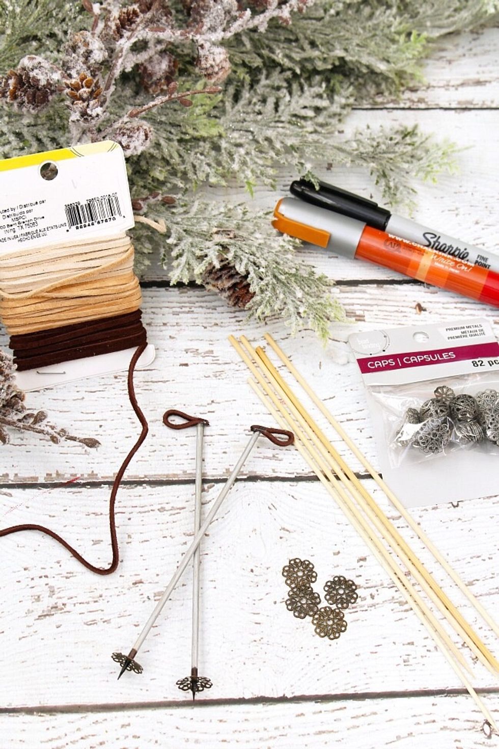 S\u00e4tt fast remmar p\u00e5 stavarna. Limma ihop stavarna.