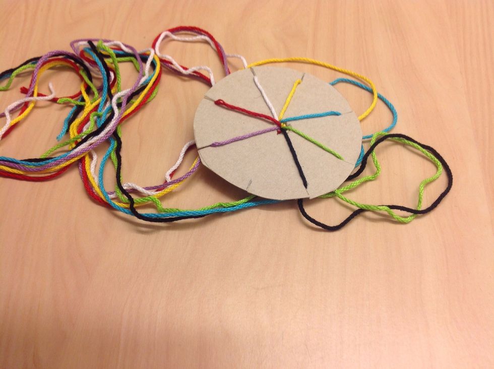 S\u00e4tt fast tr\u00e5darna i brickan som p\u00e5 bilden. Knuten \u00e4r i h\u00e5let under skivan.