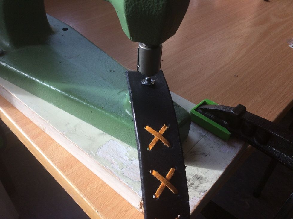 S\u00e4tt fast underdelen av din tryckknapp i spindelpressen. OBS du ska framsidan UPP\u00c5T nu.