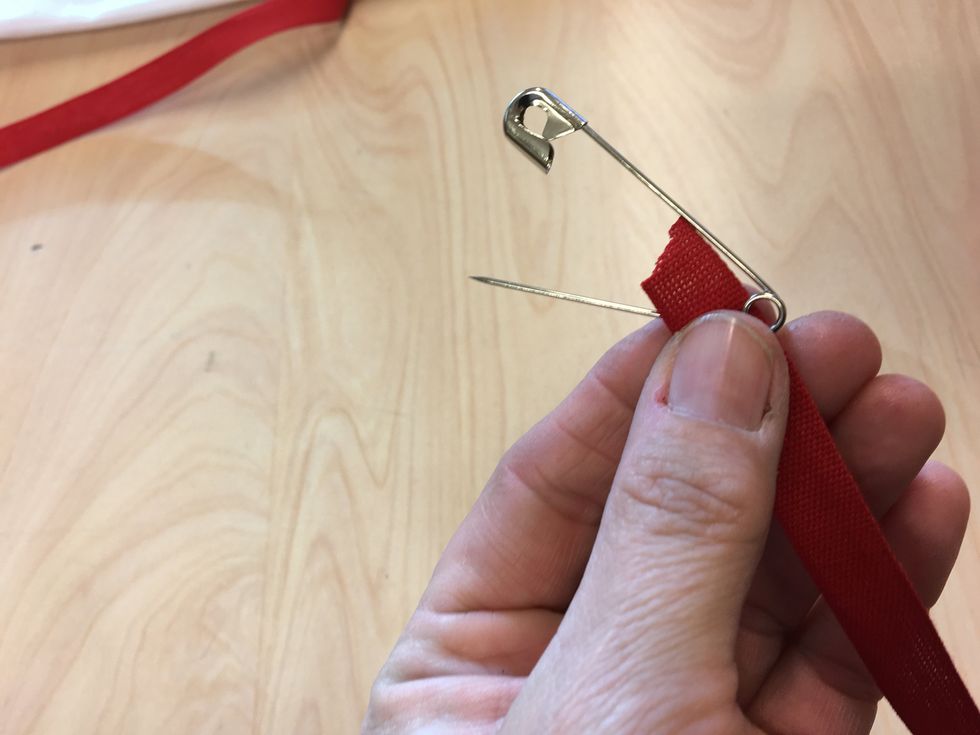 S\u00e4tt i en s\u00e4kerhetsn\u00e5l p\u00e5 den ena \u00e4nden av ett av banden.LOL\ud83d\ude12