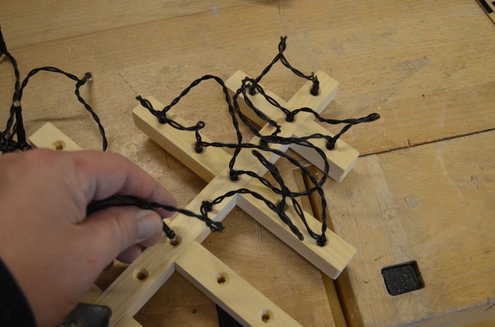 S\u00e4tt i ledslingan och skruva i en skruv\u00f6gla f\u00f6r att kunna h\u00e4nga upp den eller kanske en fot f\u00f6r att kunna st\u00e4lla den upp, Samla ledningarna p\u00e5 baksidan av grenarna och f\u00e4st dem med band, eller tejp