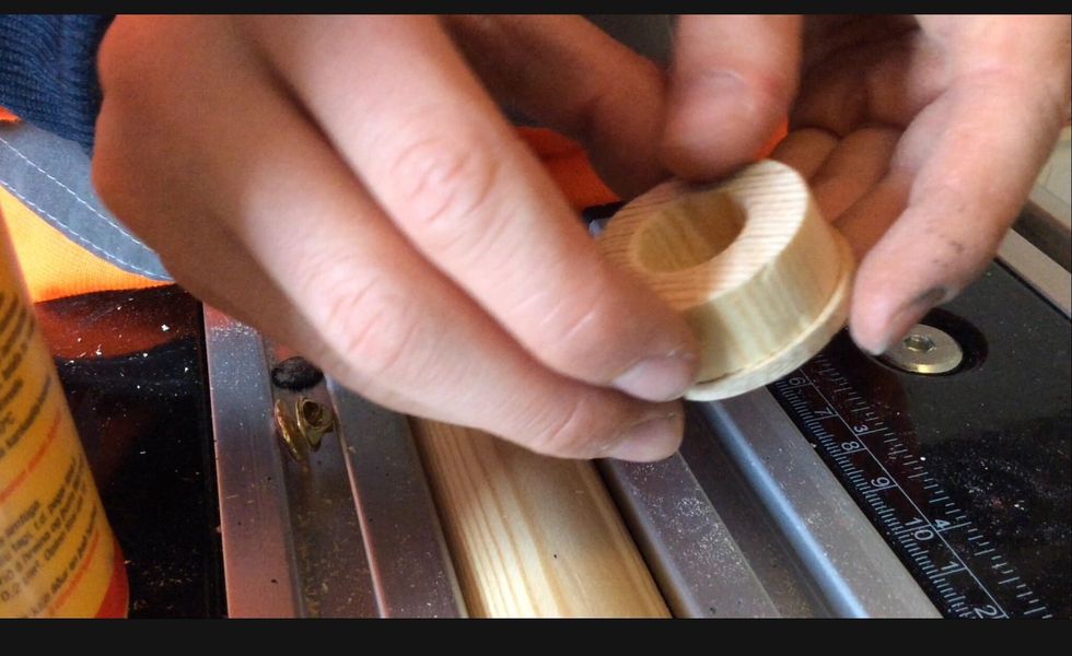 S\u00e4tt ihop bottenplattan och rundstavs biten