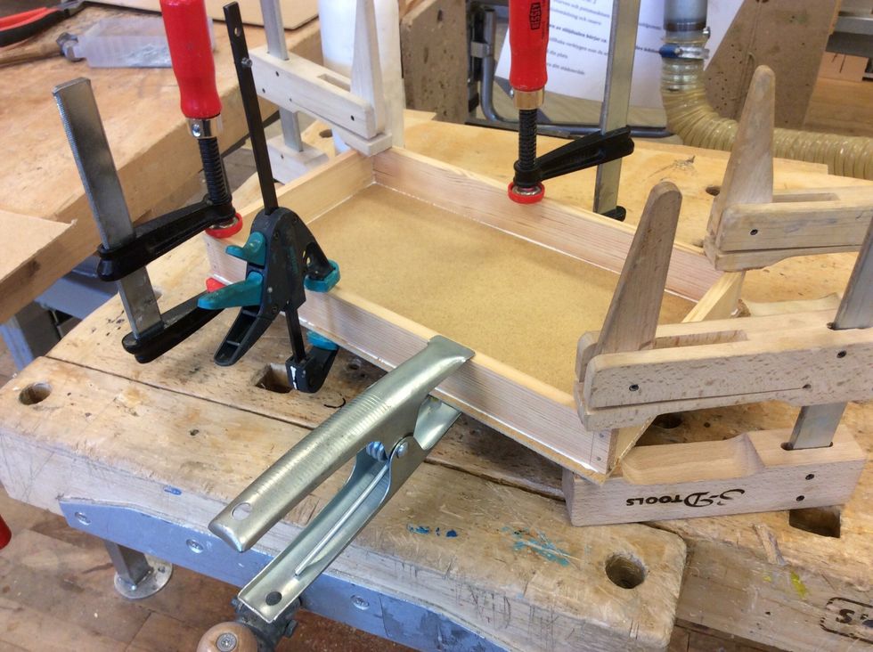 S\u00e4tt ihop ramen med baksidan, anv\u00e4nd skruvtvingar, tr\u00e4tvingar, snabbtvingar eller limkl\u00e4mmor. Var noga att kolla s\u00e5 det sticker ut lika mycket runt om! V\u00e4nta minst 15 minuter.