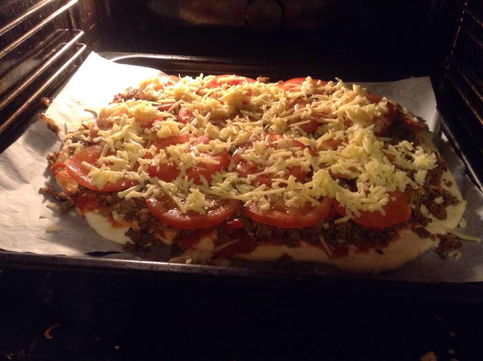 S\u00e4tt in din pizza i ungen. Take your pizza and put it in your oven.
