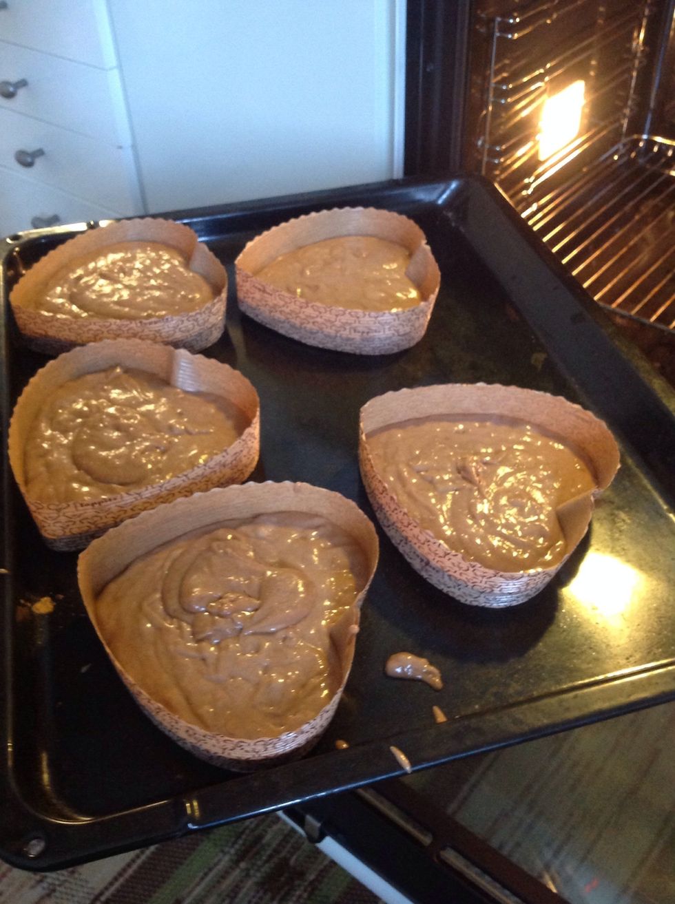 S\u00e4tt in dom i ugnen i 30-40 min, Put them in the oven in 30 - 40 minutes