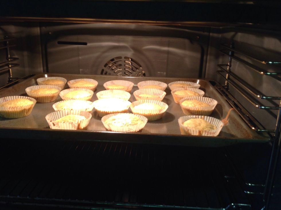 S\u00e4tt in muffinsarna i ugnen Put the muffins in the oven.