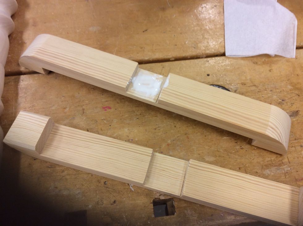 S\u00e4tt lim p\u00e5 br\u00e4dorna och s\u00e4tt sedan ihop dem.