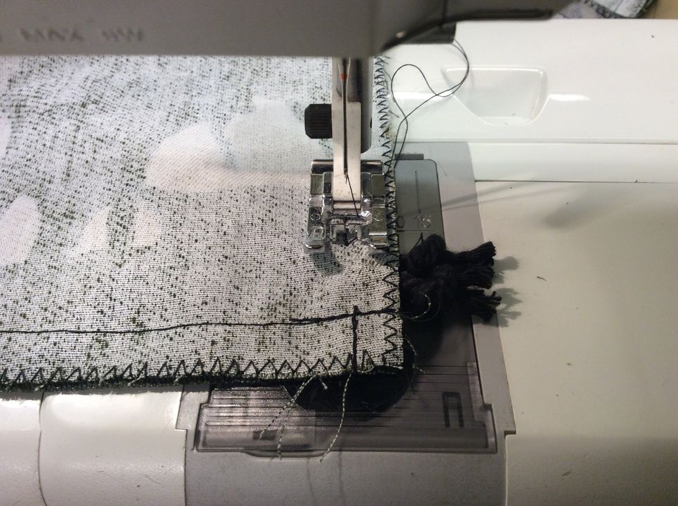 S\u00e4tt ner pressarfoten d\u00e4r sidos\u00f6mmen slutar. B\u00f6rja med "fix" och sy sedan f\u00f6rsiktigt fram och tillbaka \u00f6ver snoddarna ca 4 g\u00e5nger. Avsluta med "fix".