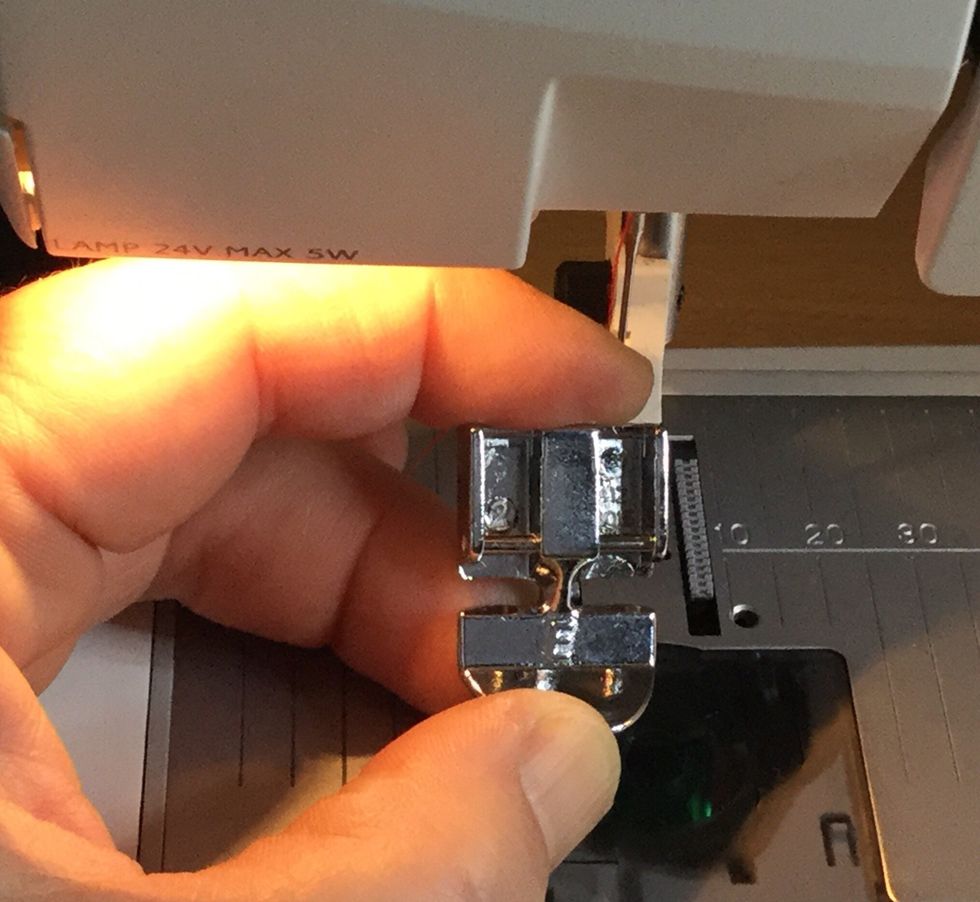 S\u00e4tt p\u00e5 pressafot E. Den som anv\u00e4nds till att sy i blixtl\u00e5s.