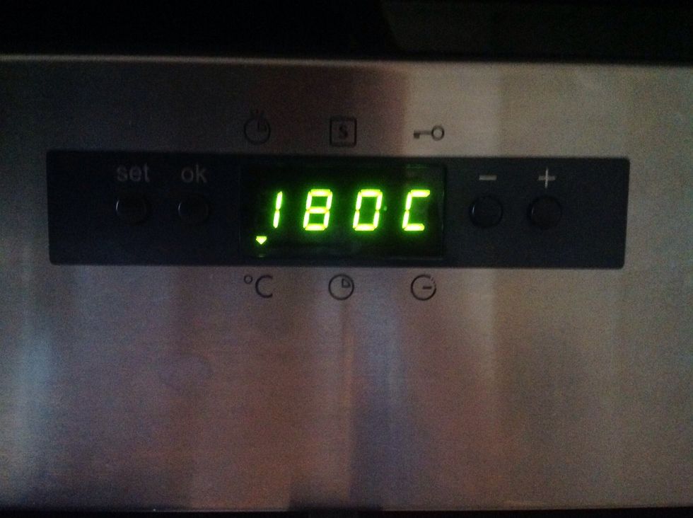 S\u00e4tt p\u00e5 ugnen p\u00e5 180 grader. Put the oven on 180 degrees.