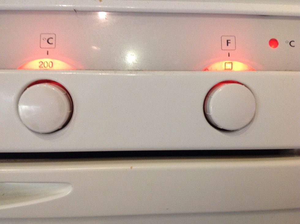 S\u00e4tt p\u00e5 ugnen  Put on the oven
