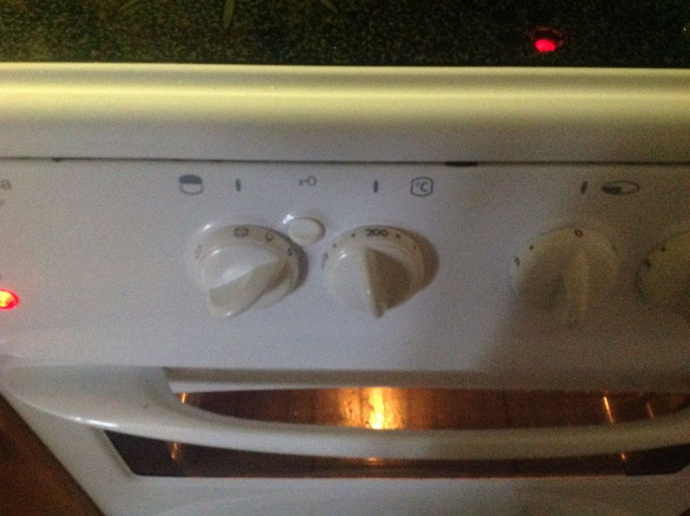 S\u00e4tt p\u00e5 ungen./Put on the oven.