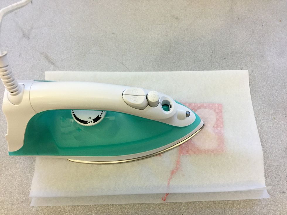 S\u00e4tt strykj\u00e4rnet p\u00e5 och h\u00e5ll det nere och r\u00e4kna til 10.