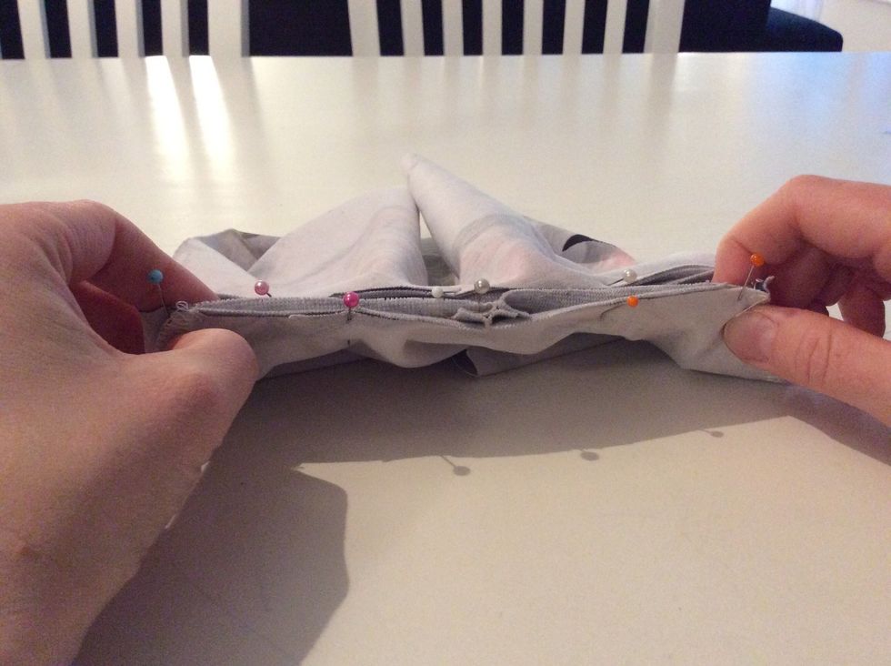 S\u00e4tt \u00e4ven n\u00e5lar mellan de andra n\u00e5larna p\u00e5 samma s\u00e4tt.