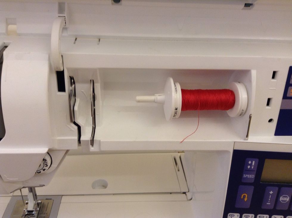 S\u00e4tt \u00f6vertr\u00e5den p\u00e5 tr\u00e5dstiftet. S\u00e4tt tr\u00e5drullestoppet p\u00e5 tr\u00e5drullestiftet s\u00e5 att tr\u00e5drullen h\u00e5lls p\u00e5 plats.