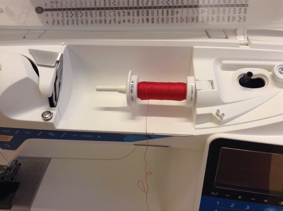 S\u00e4tt \u00f6vertr\u00e5dsrullen p\u00e5 tr\u00e5dstiftet. S\u00e4tt tr\u00e5drullestoppet p\u00e5 tr\u00e5drullestiftet s\u00e5 att tr\u00e5drullen h\u00e5lls p\u00e5 plats.