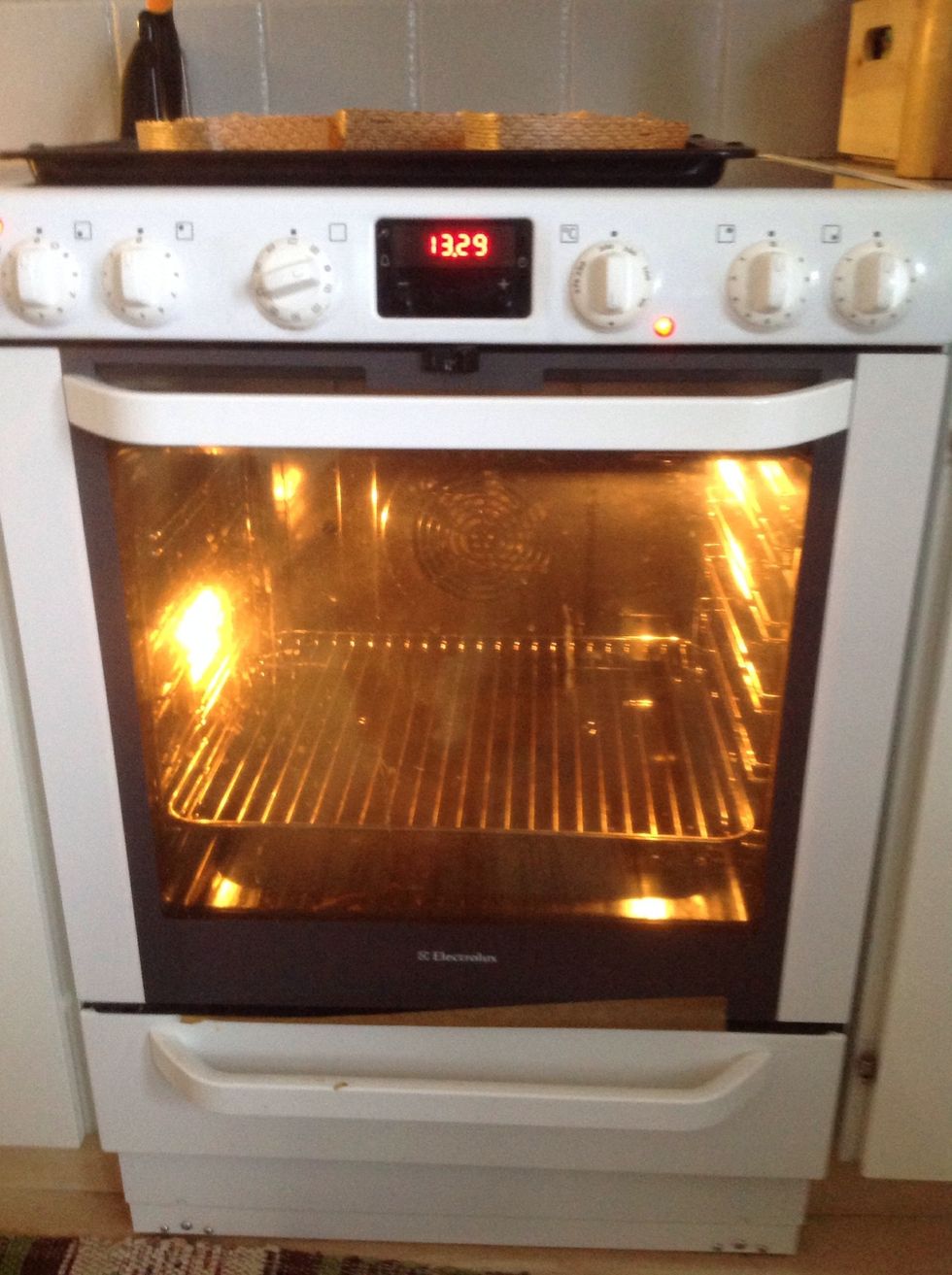 S\u00e4tt ugnen p\u00e5 200 grader, Put the oven on 200 degrees