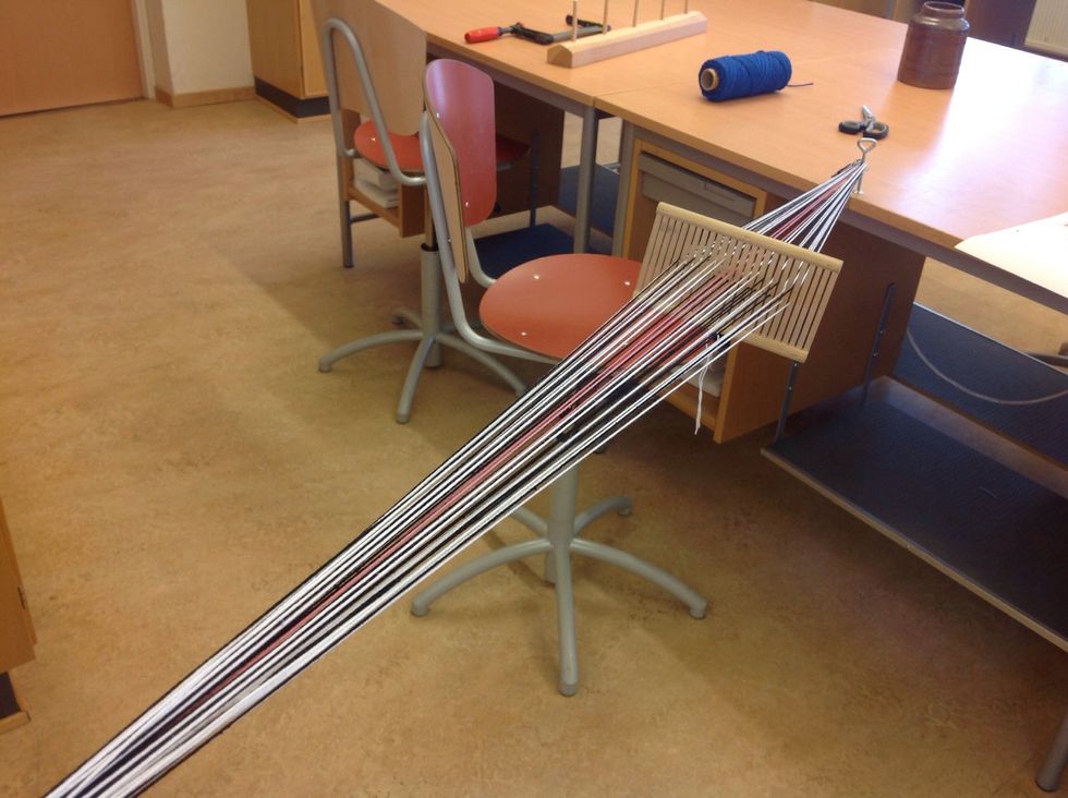 S\u00e4tt upp en minitving och s\u00e4tt fast varpen. Red ut tr\u00e5darnaoch knyt tr\u00e5darna i den andra \u00e4nden ocks\u00e5.