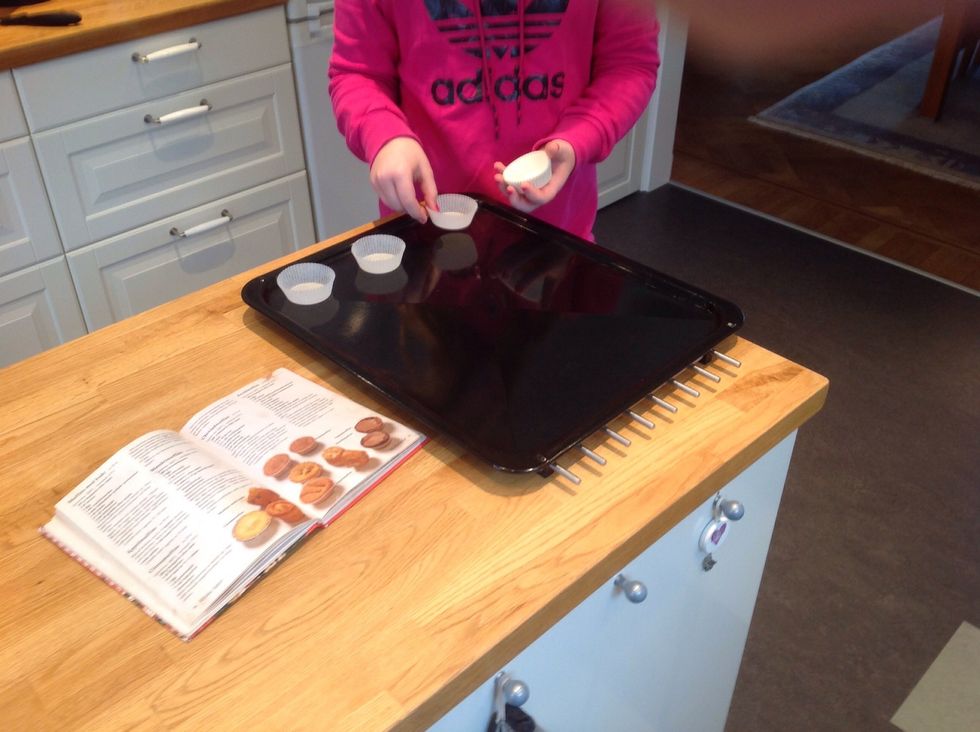 S\u00e4tt ut formar p\u00e5 en pl\u00e5t/ put out paper baking tins