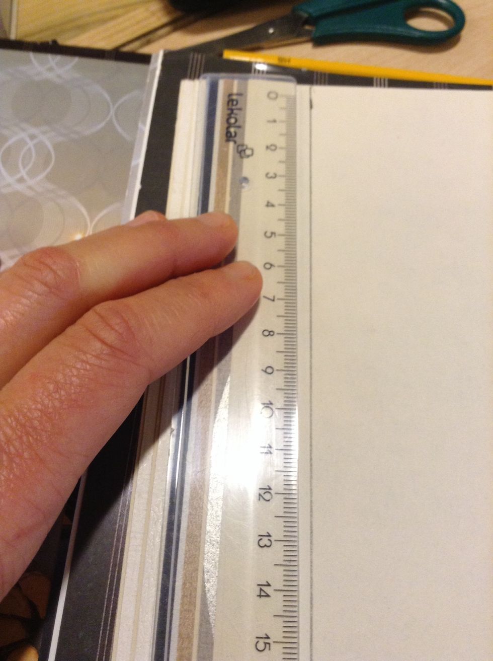 S\u00e4tt ut tre punkter som \u00e4r 2 cm breda s\u00e5 att din linje blir rak.