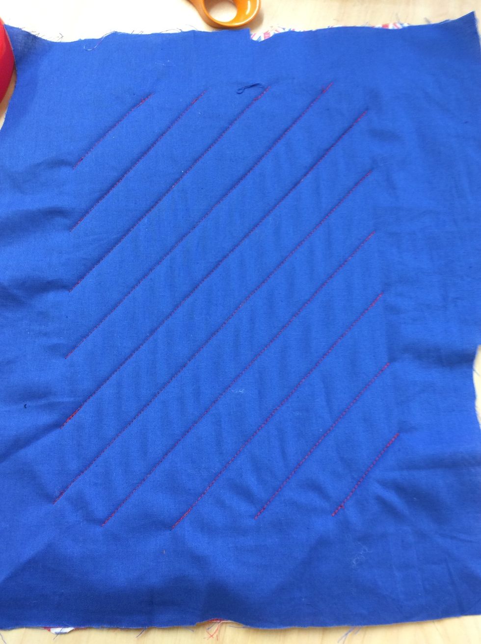 S\u00e5 h\u00e4r ser det ut p\u00e5 baksidan efter att du sytt linjerna p\u00e5 ena h\u00e5llet.