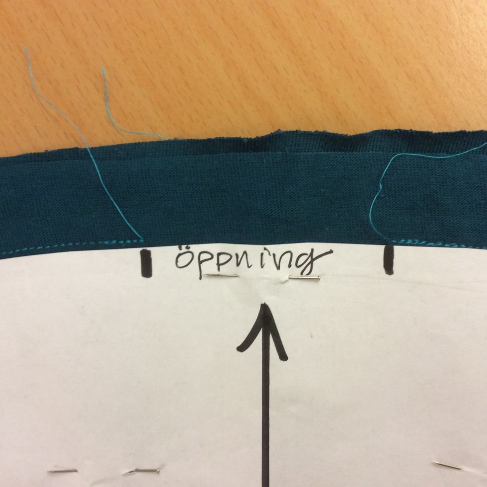 S\u00e5 h\u00e4r ska det se ut n\u00e4r du sytt f\u00f6rsta g\u00e5ngen. Nu ska du sy en g\u00e5ng till! Sy s\u00e5 n\u00e4ra din f\u00f6rra s\u00f6m som m\u00f6jligt.