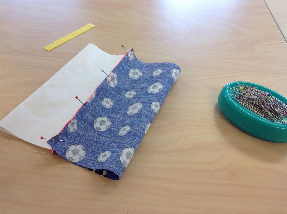 S\u00e5 h\u00e4r ska det se ut. Sy en raks\u00f6m p\u00e5 samma s\u00e4tt d\u00e4r.