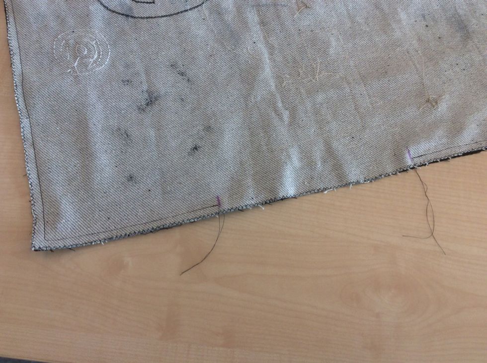 S\u00e5 h\u00e4r ska det se ut \u00e4r du \u00e4r klar. Har du kraftigt tyg kan man beh\u00f6va klippa rent i h\u00f6rnen. Be om hj\u00e4lp med detta.