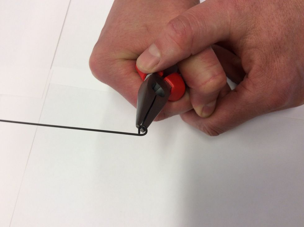 S\u00e5 h\u00e4r ska du vrida tr\u00e5den. F\u00f6rs\u00f6k f\u00e5 \u00f6glan s\u00e5 liten som m\u00f6jligt.