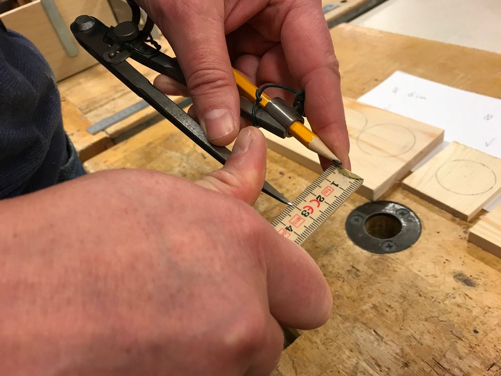 S\u00e5 h\u00e4r st\u00e4ller du in passaren. Om du vill ha en cirkel med diametern 6cm s\u00e5 \u00e4r radien 3 cm.