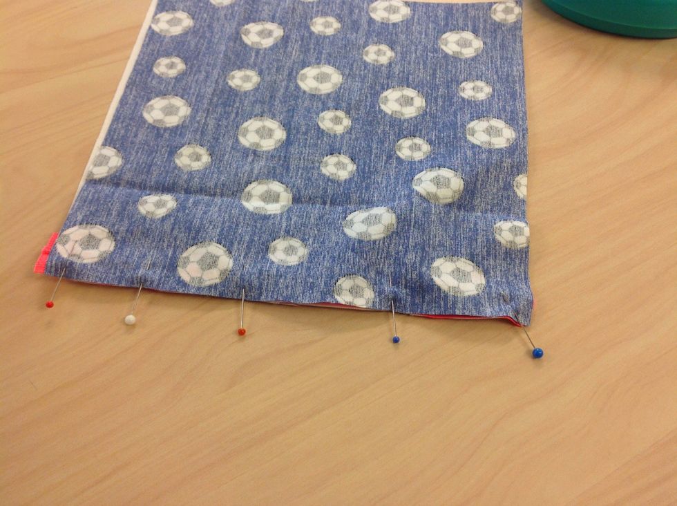 S\u00e5 h\u00e4r. Sy en raks\u00f6m l\u00e4ngs med hela den n\u00e5lade kanten. Anv\u00e4nd blixtl\u00e5spressarfot.